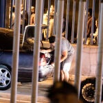 Un pasajero busca en el maletero de su vehículo mientras cruza la frontera de España y Marruecos en Melilla