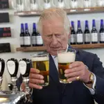 El príncipe Carlos sirviendo pintas en una cervecería canadiense