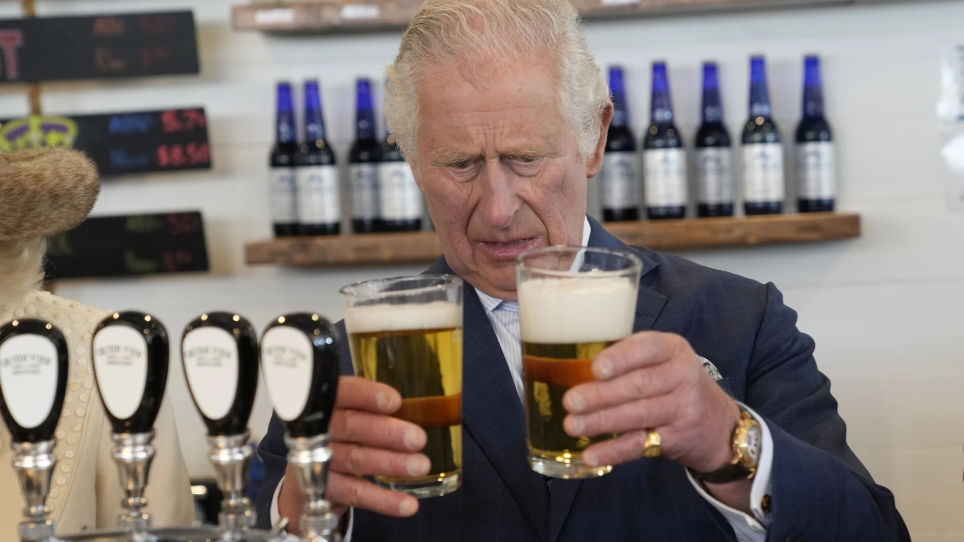 El príncipe Carlos sirviendo pintas en una cervecería canadiense