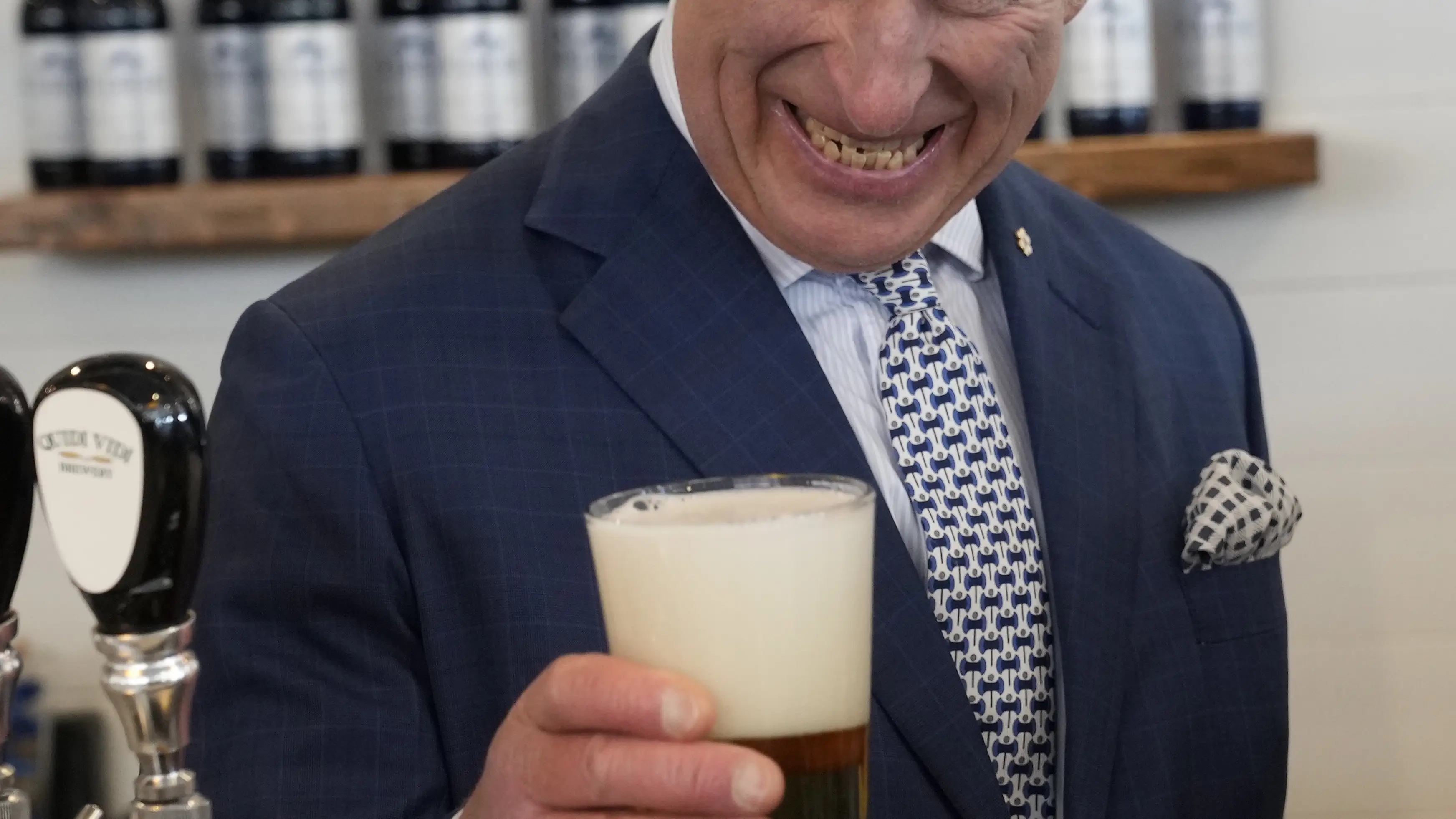 El príncipe Carlos sirviendo pintas en una cervecería canadiense