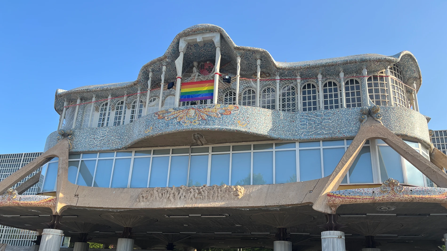 La Asamblea exhibe la pancarta arcoíris con motivo del Día Internacional contra la Homofobia, la Transfobia y la Bifobia