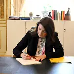 La ministra de Exteriores, Ann Linde, firma la carta en la que Suecia pide la adhesión a la OTAN