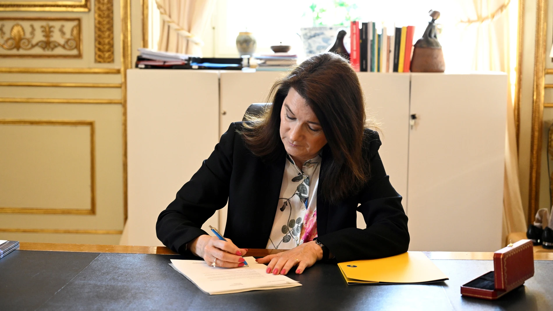 La ministra de Exteriores, Ann Linde, firma la carta en la que Suecia pide la adhesión a la OTAN