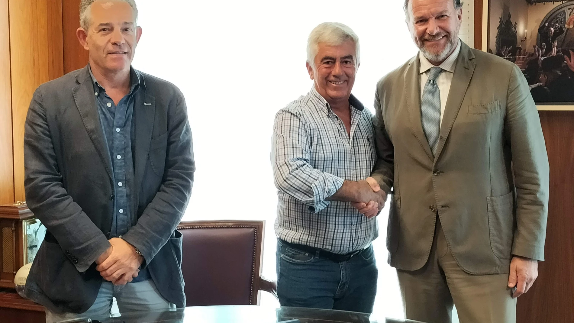 Los presidentes de la Fundación Caja Rural del Sur y Freshuelva, José Luis García-Palacios Álvarez y Alberto Garrocho, respectivamente, han firmado el convenio de colaboración