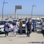 Taxis esperando a clientes que salen de Ceuta por el paso fronterizo del Tarajal, que conecta la ciudad autónoma con Marruecos.