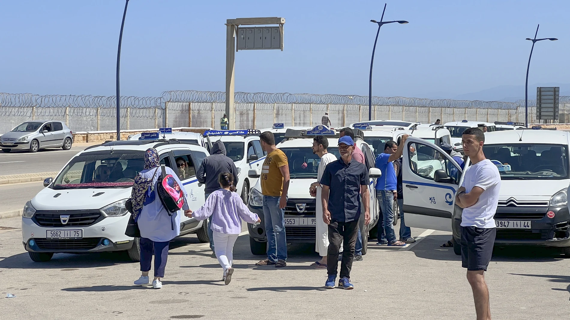 Taxis esperando a clientes que salen de Ceuta por el paso fronterizo del Tarajal, que conecta la ciudad autónoma con Marruecos.