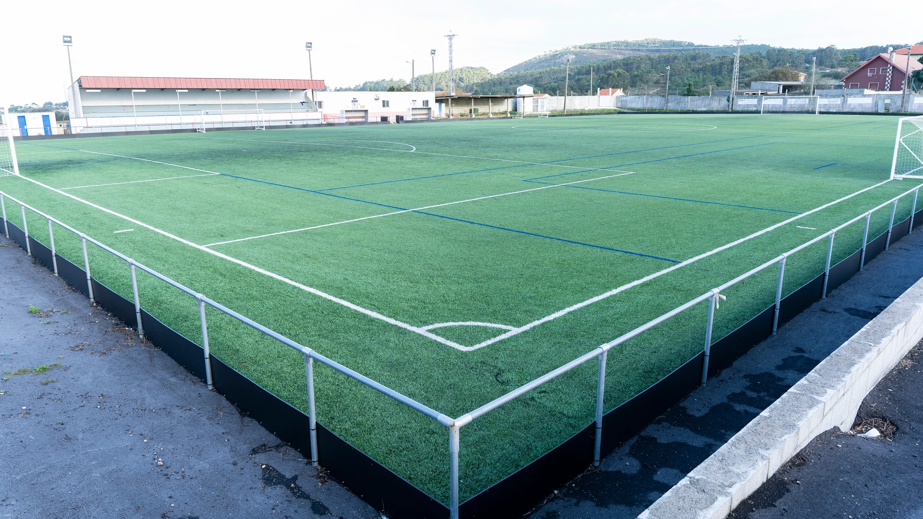 Panorámica del campo de césped artificial del Carreira Club de Fútbol