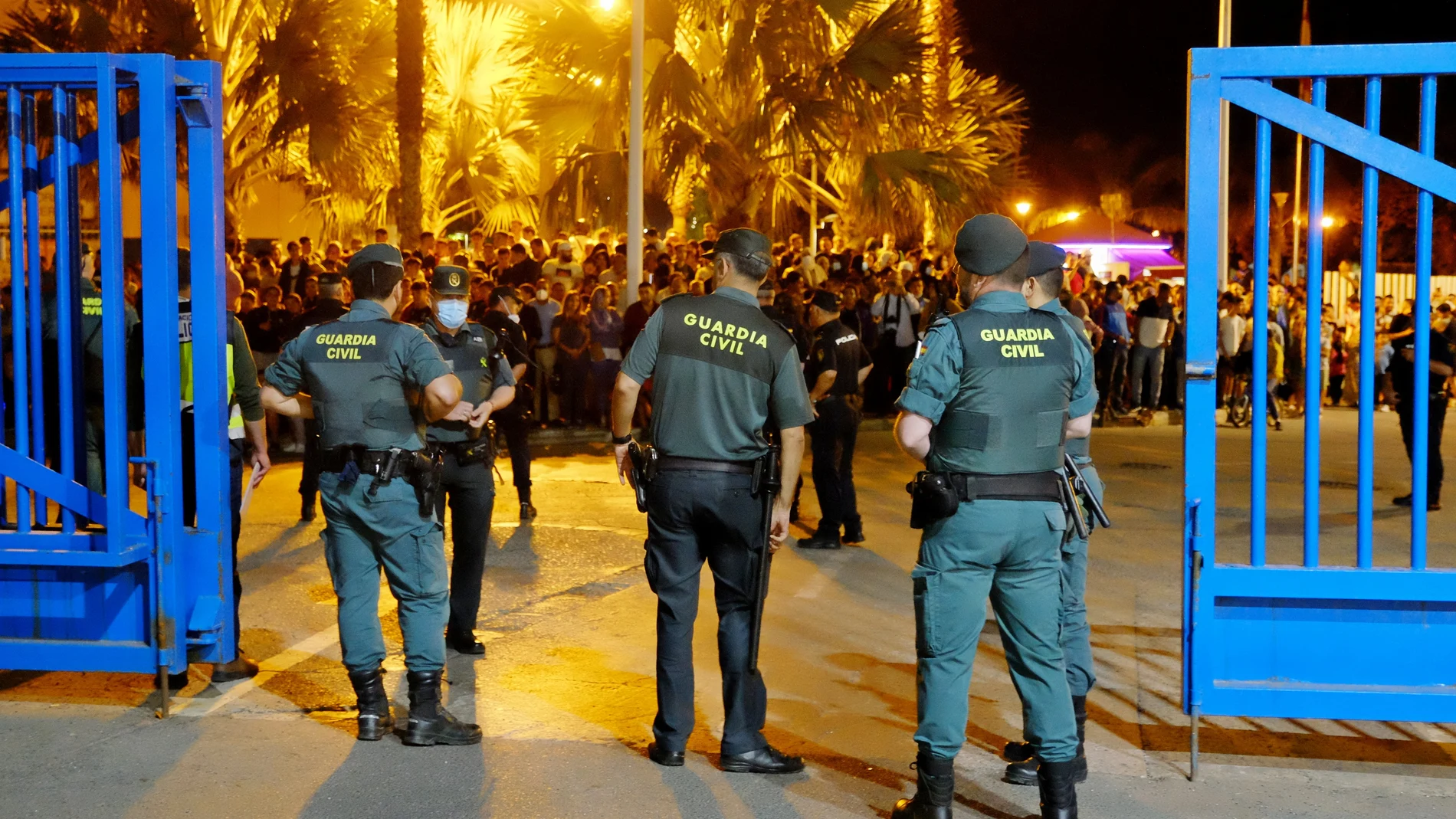 Varios guardias civiles, poco antes de reabrir la frontera de Melilla