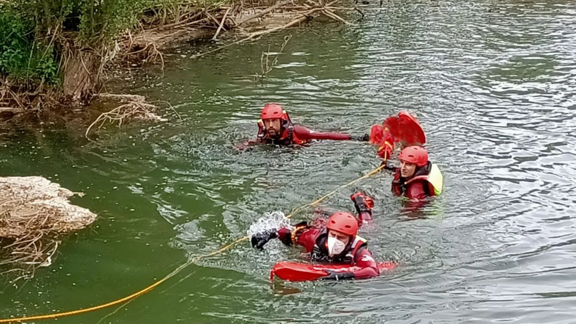 Rescate del cadáver de un hombre en el río Torío a su paso por León