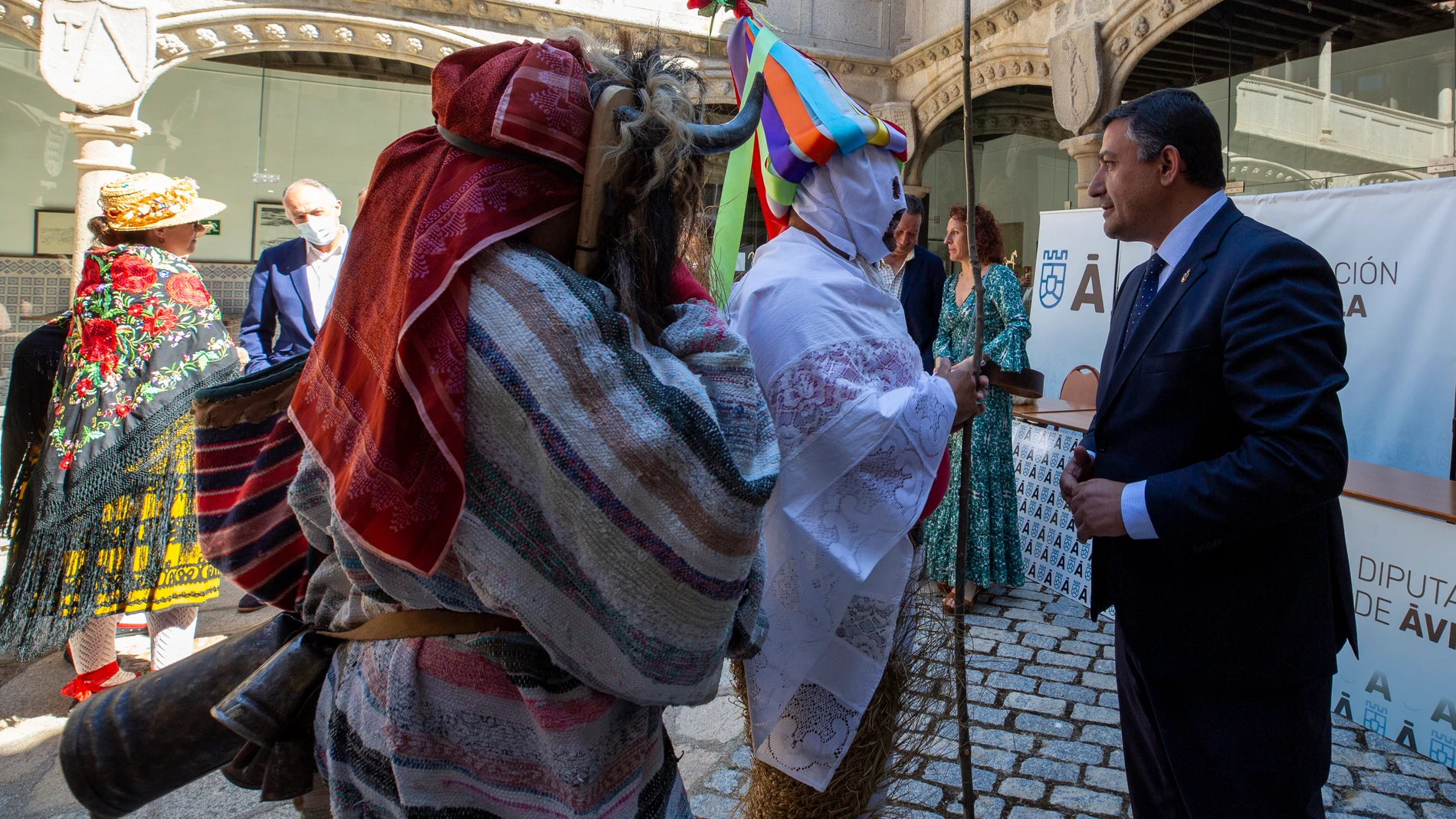 El presidente de la Diputación de Ávila, Carlos García, clausura la presentación del VI Festival de Máscaras y Danzas abulávila