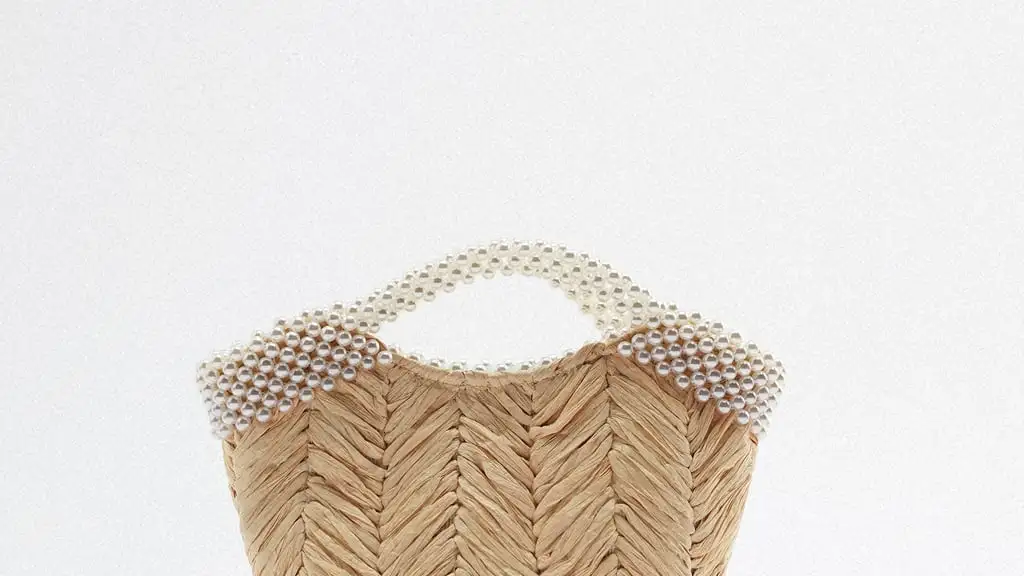 Bolso cesta con adornos de perlas, de Zara