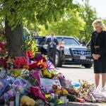 El presidente Joe Biden, y la primera dama Jill colocaron un ramo de flores blancas en el memorial afuera del supermercado Tops en Búfalo