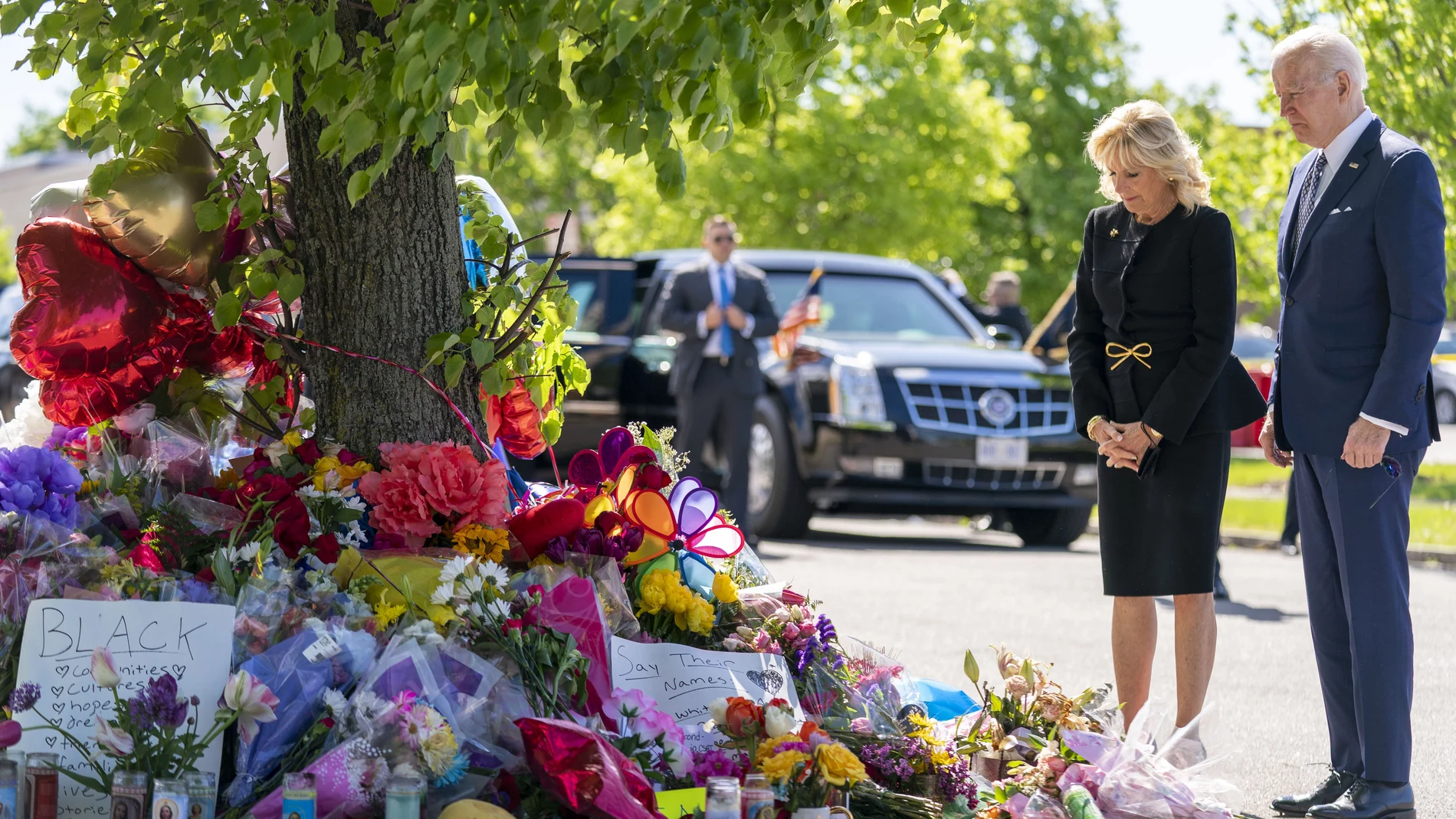 El presidente Joe Biden, y la primera dama Jill colocaron un ramo de flores blancas en el memorial afuera del supermercado Tops en Búfalo