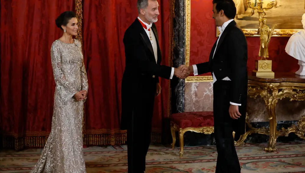 El rey Felipe VI (C) saluda al emir de Catar, Tamim bin Hamad Al Thani (d), acompañado por la reina Letizia (i), antes de la cena de gala que los monarcas españoles ofrecen al mandatario de Catar y a su esposa.