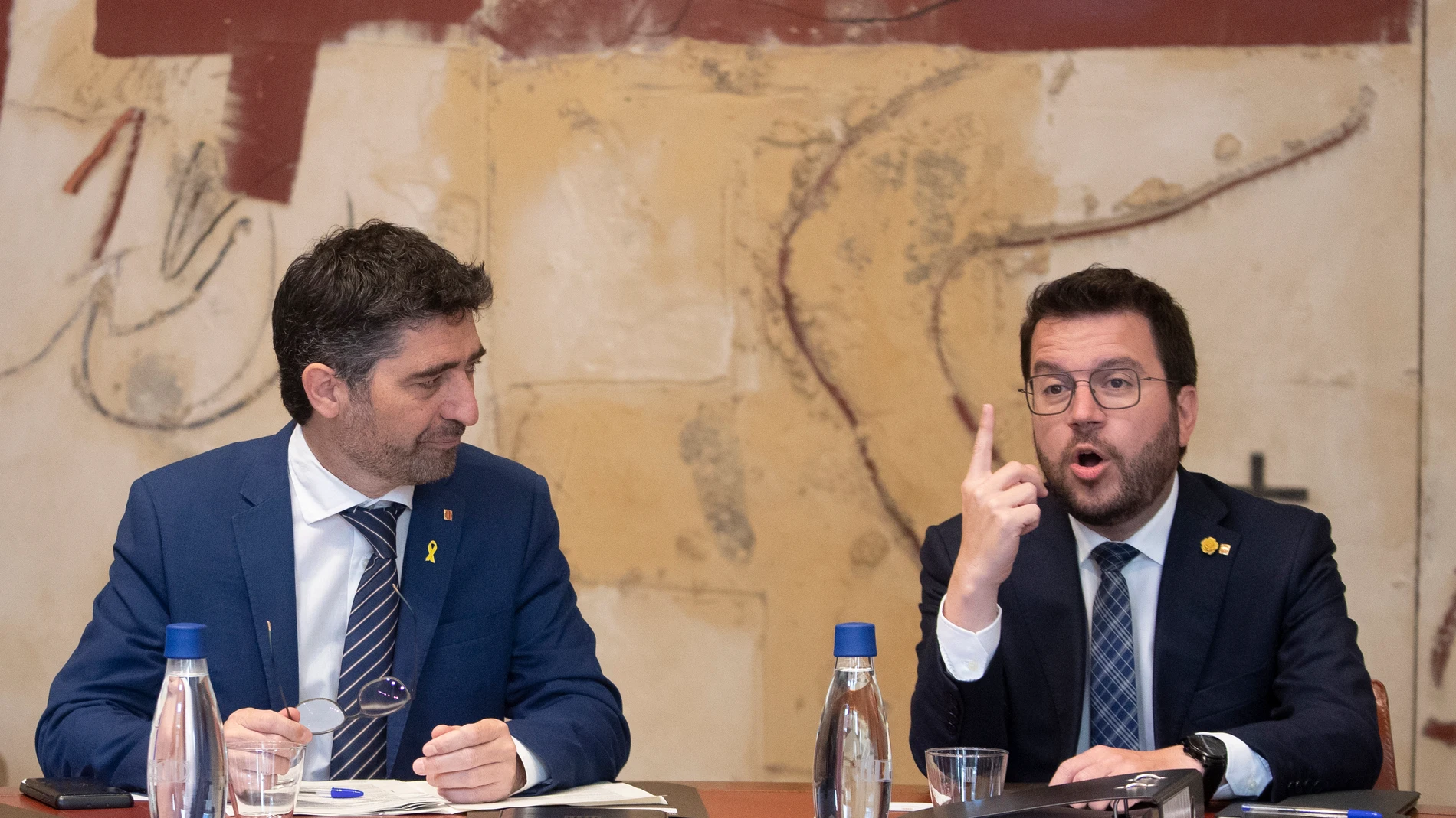 El presidente de la Generalitat, Pere Aragonès junto al vicepresidente del Govern, Jordi Puigneró durante la reunión semanal del Govern