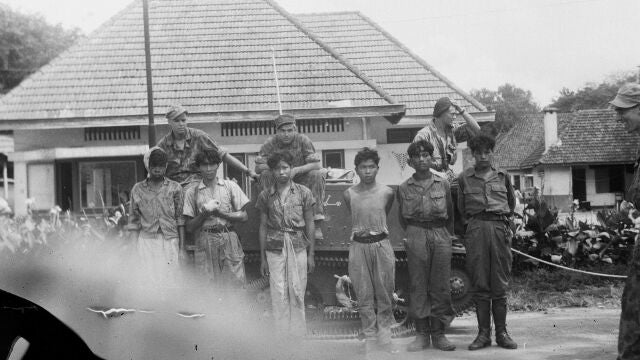 Soldados holandeses y presos indonesios en 1947