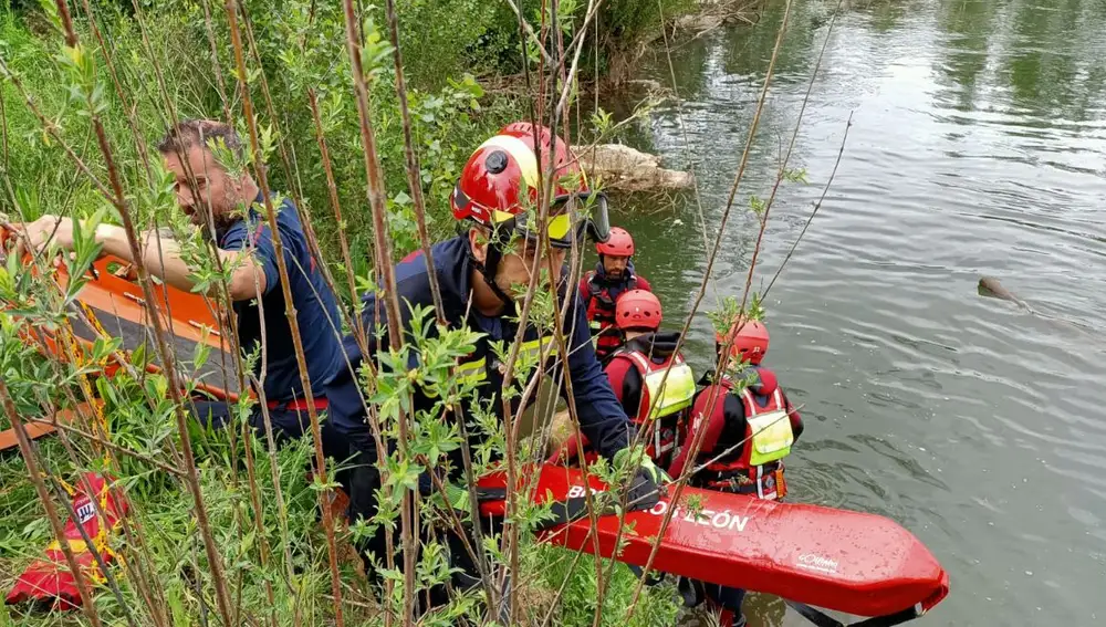 Rescate del cadáver de un hombre en el río Torío a su paso por León