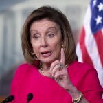 La presidenta de la Cámara de Representantes de Estados Unidos, Nancy Pelosi, habla durante una rueda de prensa celebrada por legisladores demócratas