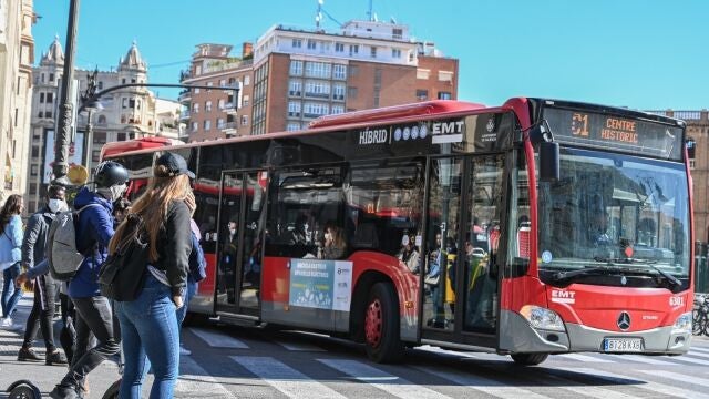 Imagen de un autobús de la EMT de València en el centro de la ciudad.