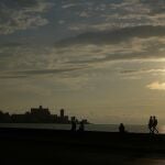 Biños jugando en El Malecón de La habana (AP Photo/Ramon Espinosa)