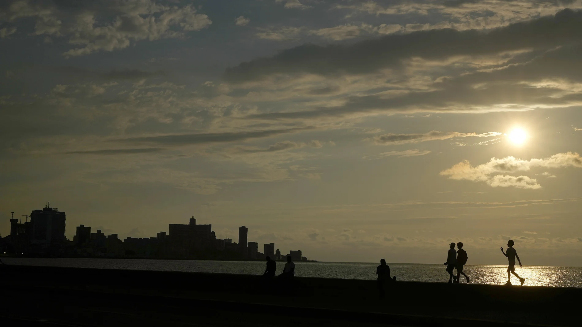 Biños jugando en El Malecón de La habana (AP Photo/Ramon Espinosa)