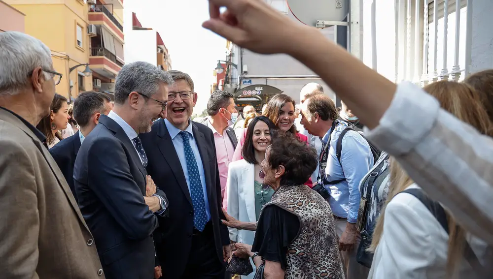 El conseller de Hacienda, Arcadi España y el presidente Ximo Puig, saludan a vecinos del barrio de Natzaret