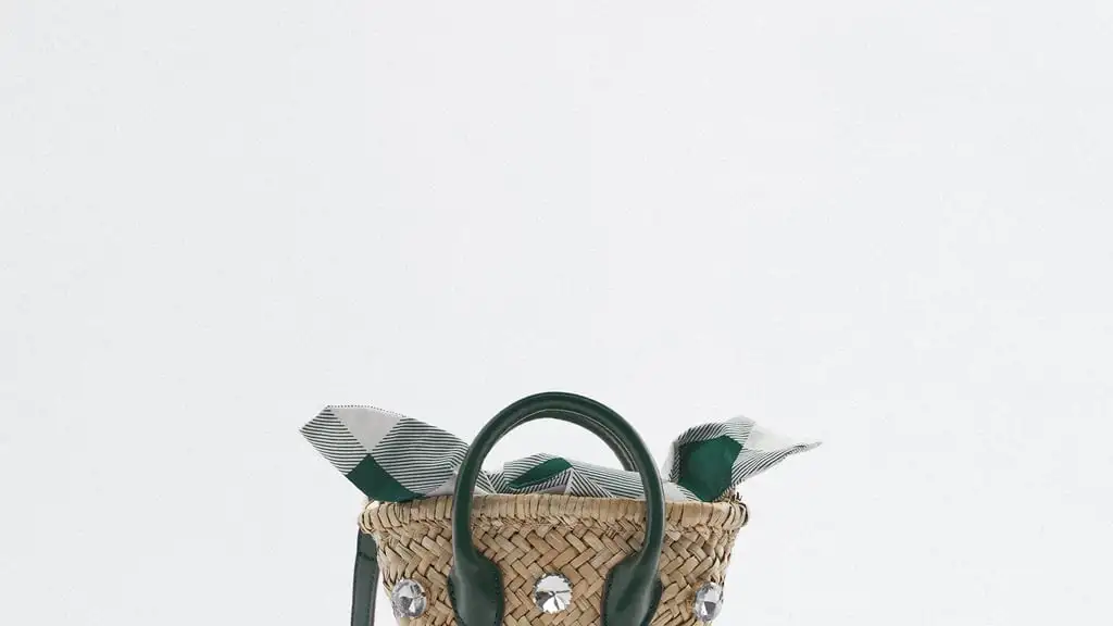 Bolso mini cesta con detalle de pedrería, de Zara