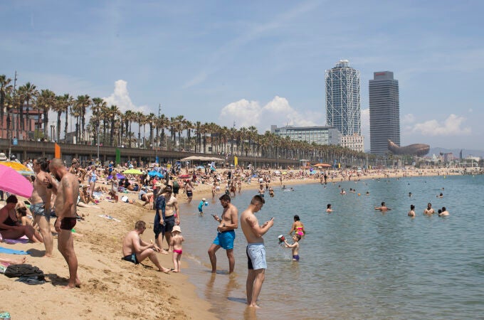 Aspecto de la playa de la Barceloneta la semana pasada