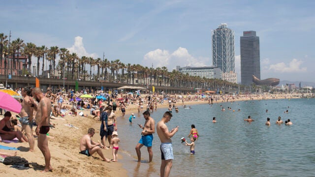 Aspecto de la playa de la Barceloneta la semana pasada