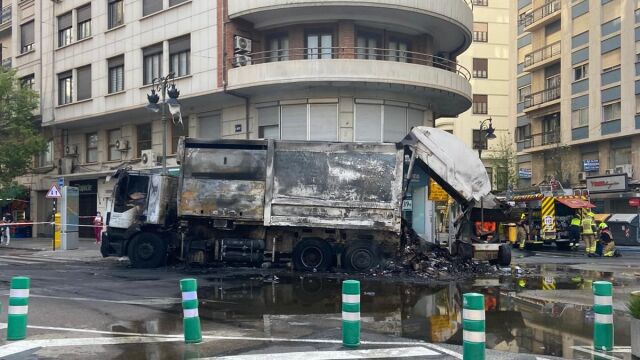El camión totalmente calcinado en la plaza de San Agustín
