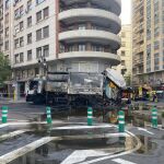 El camión totalmente calcinado en la plaza de San Agustín
