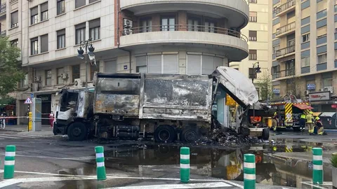 El camión totalmente calcinado en la plaza de San Agustín