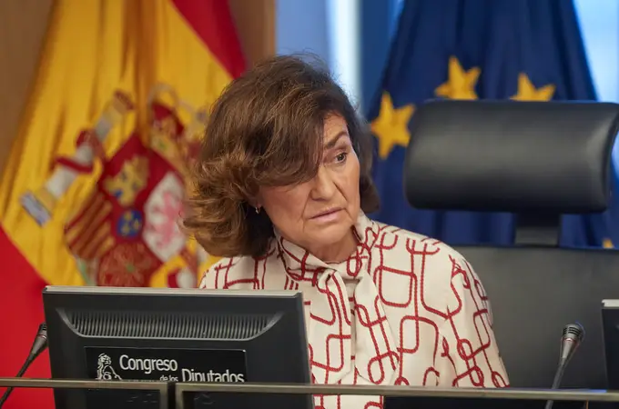 Carmen Calvo la lía en redes con su “chiste” sobre la llegada de don Juan Carlos a Sanxenxo