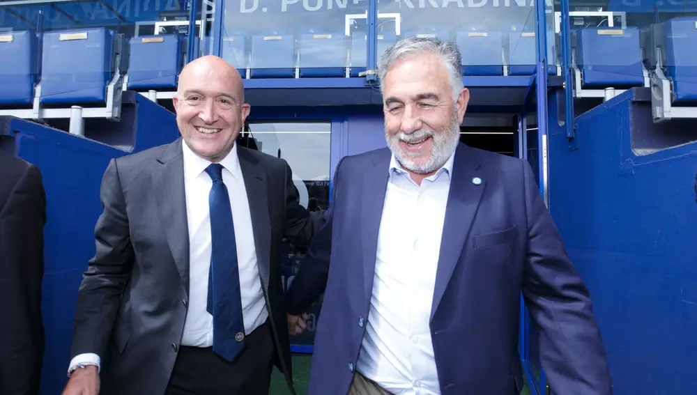 El consejero de la Presidencia, Jesús Julio Carnero (I), junto al presidente de la SD Ponferradina SAD, José Fernández Nieto (D), al finalizar la Comisión General de Coordinación Territorial en Ponferrada