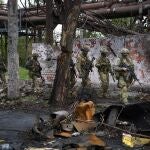 Soldados rusos caminan en una parte destruida de la planta metalúrgica Illich Iron & Steel Works en Mariupol