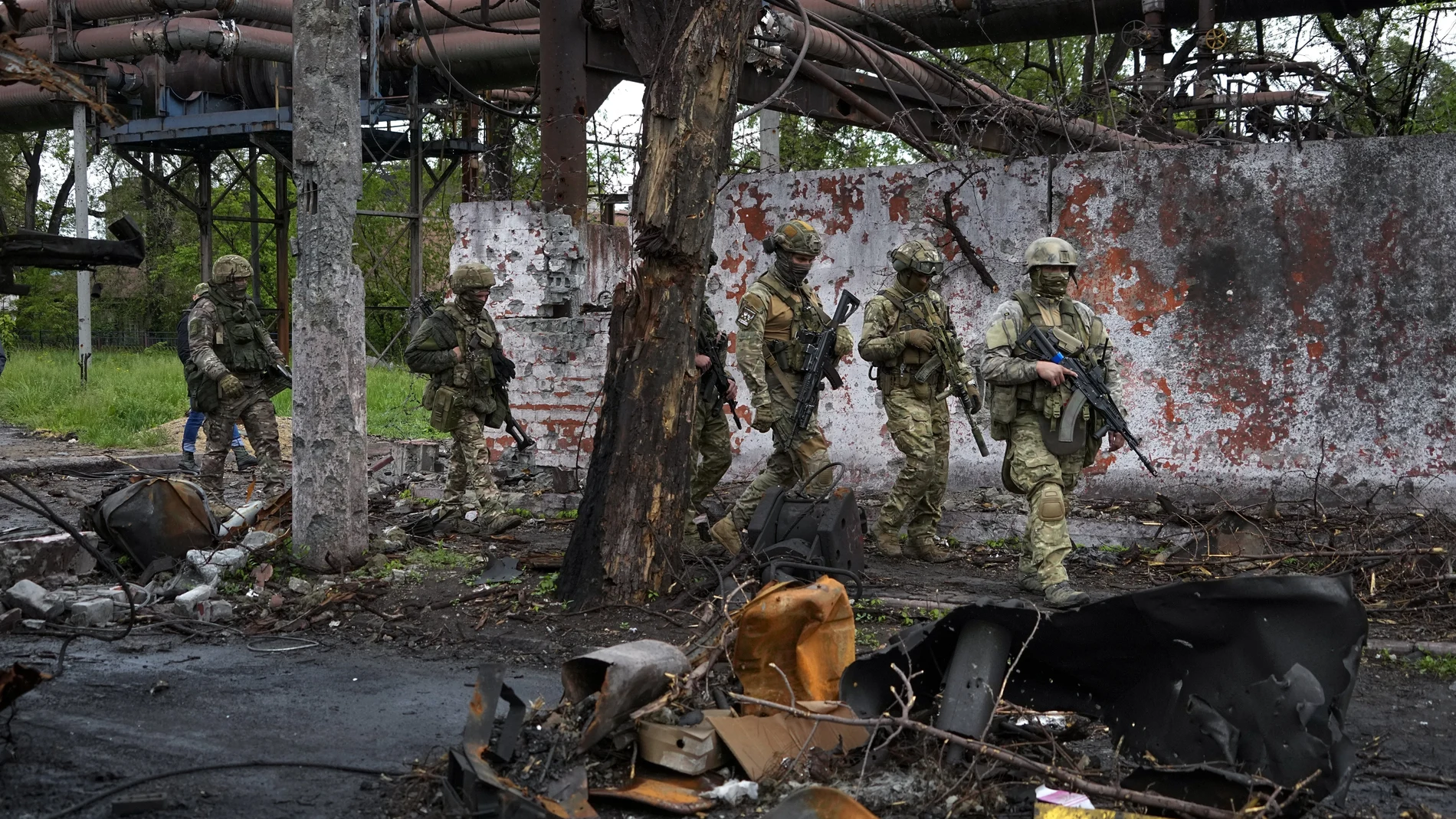 Soldados rusos caminan en una parte destruida de la planta metalúrgica Illich Iron & Steel Works en Mariupol