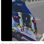 Captura del vídeo del cartel que representa un coche oficial de la Guardia Civil