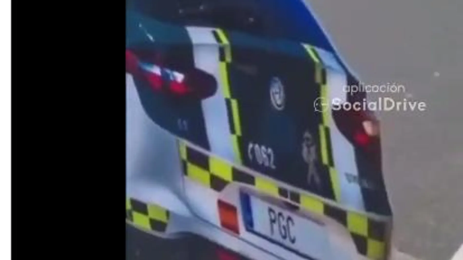 Captura del vídeo del cartel que representa un coche oficial de la Guardia Civil