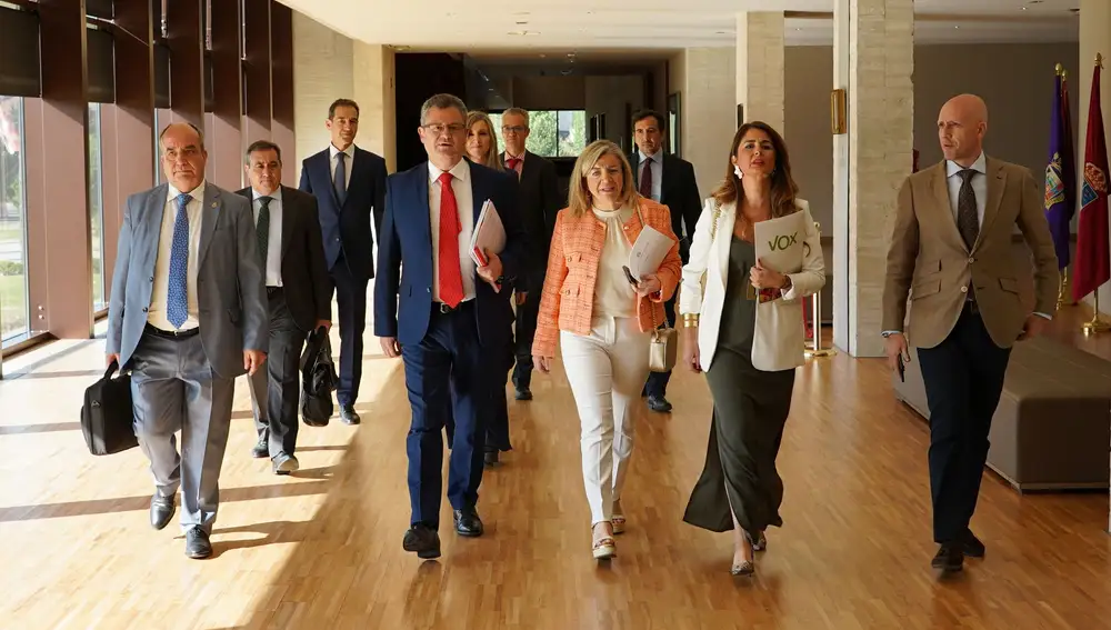 El consejero de Agricultura, Ganadería y Desarrollo Rural, Gerardo Dueñas, junto a su equipo, por los pasillos de las Cortes antes de presentar su programa de legislatura