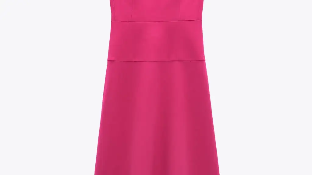 Vestido bustier midi en color fucsia, de Zara