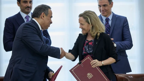 En la primera fila, el ministro de Finanzas y Economía del Estado de Qatar, Sheikh Ali bin Ahmed Al Kuwari (i) y la vicepresidenta primera del Gobierno y ministra de Asuntos Económicos y Transformación Digital, Nadia Calviño (d) y en la segunda fila, el Emir de Qatar, Tamim bin Hamad Al Thani (i) y el presidente del Gobierno, Pedro Sánchez (d), durante la firma de acuerdos en el Complejo de La Moncloa, a 18 de mayo de 2022, en Madrid (España). La visita del emir de Qatar a España ha originado la firma de hasta doce acuerdos, incluidos ocho memorandos de entendimiento a nivel bilateral en distintos ámbitos, incluido el económico y comercial, y tres con la Cámara de Comercio de Madrid, la Cámara de Comercio de España y la CEOE. El Gobierno confía en que la visita de Estado del emir de Qatar aumente las inversiones del país en España y garantice a futuro un mayo suministro de gas natural. Qatar se trata del segundo exportador de gas natural licuado a nivel mundial. 18 MAYO