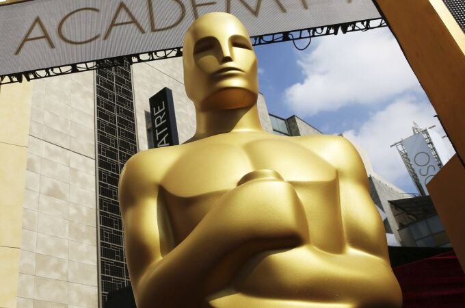 Una estatua de los Oscar, a las puertas Dolby Theatre de Los Ángeles, donde tradicionalmente se celebra la ceremonia de entrega de premios