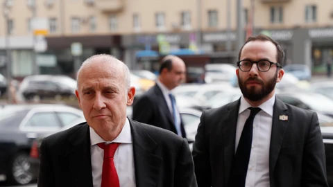 El embajador italiano en Rusia, Giorgio Starace (izq.), llega al Ministerio de Asuntos Exteriores ruso en Moscú, Rusia