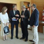 Agustín Sánchez de Vega, presidente del Consejo Consultivo de Castilla y León, entrega al presidente de las Cortes, Carlos Pollán, la Memoria de 2021 de esta institución propia de la Región