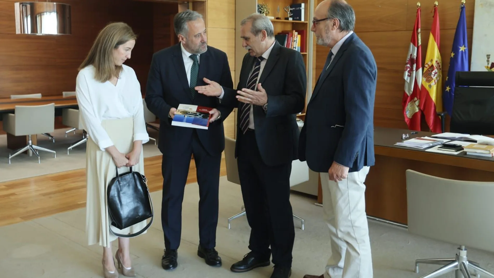 Agustín Sánchez de Vega, presidente del Consejo Consultivo de Castilla y León, entrega al presidente de las Cortes, Carlos Pollán, la Memoria de 2021 de esta institución propia de la Región