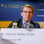 El presidente del PP, Alberto Núñez Feijóo , antes de su intervención en un encuentro con empresarios andaluces. Eduardo Briones / Europa Press