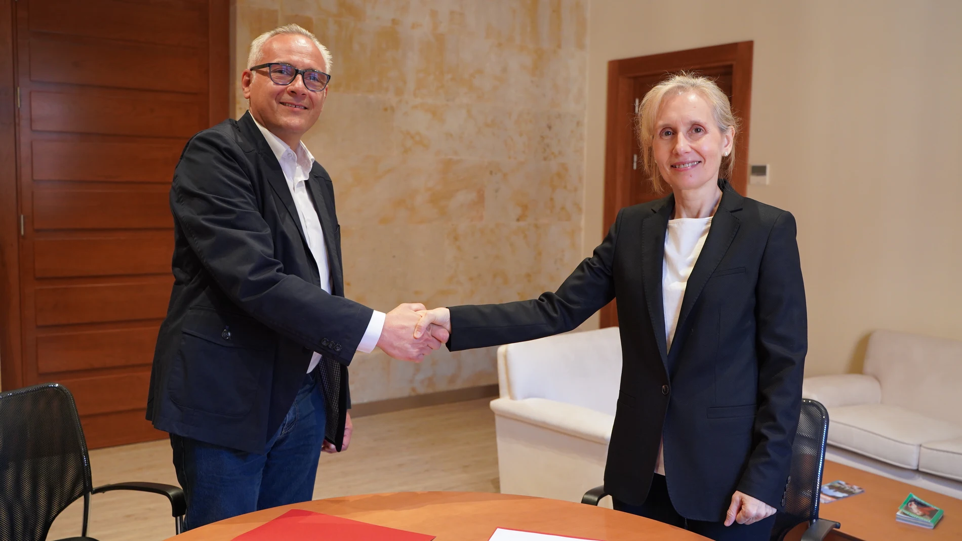 La rectora de la Universidad Pontificia de Salamanca (UPSA), Mirian de las Mercedes Cortés Diéguez, y el presidente provincial de la Central Sindical Independiente y de Funcionarios (CSIF), José Federico Martín