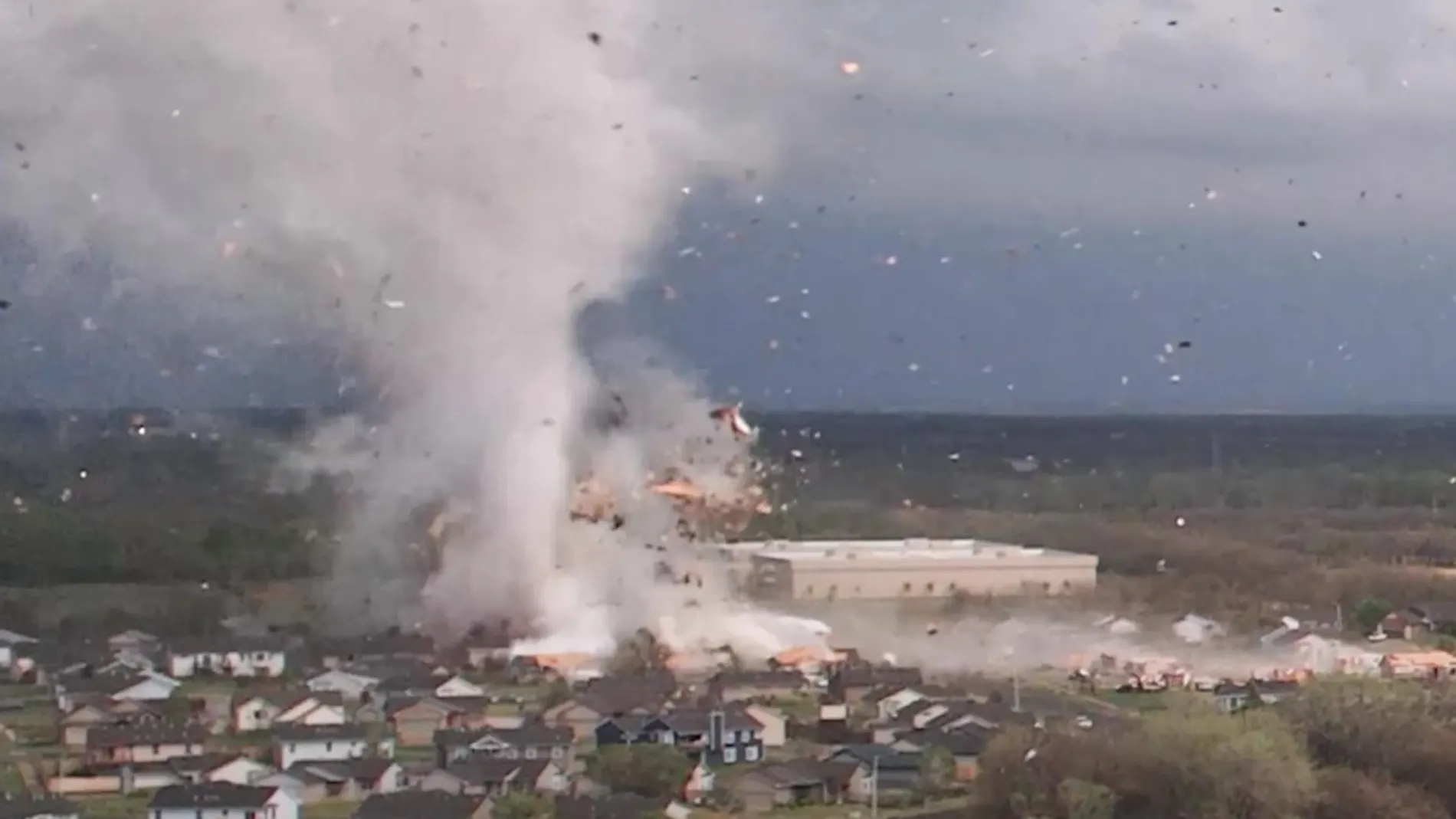 Una imagen del tornado que destruyó cerca de mil casas en Andover, Estados Unidos el pasado 29 de abril.