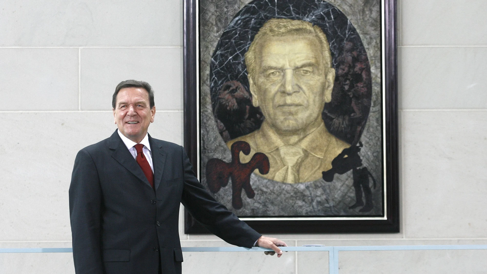 El ex canciller alemán Gerhard Schroeder posa delante de un cuadro del artista alemán Joerg Immendorff en la cancillería de Berlín el martes 10 de julio de 2007