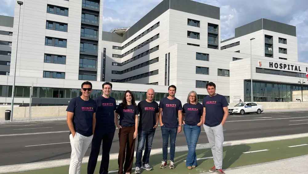 Foto de familia del grupo de doctores y emprendedores salmantinos crea Medity, la primera red social exclusiva para médicos